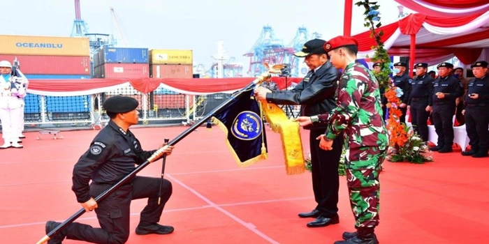 Jokowi Terima Brevet Kehormatan Hiu Kencana: Menguak Makna dan Dampaknya Bagi TNI AL!!
