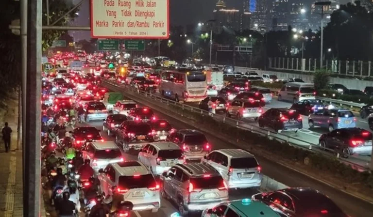 Tol Dalam Kota Macet Malam Ini, Imbas Gerbang Tol Dibuka Parsial